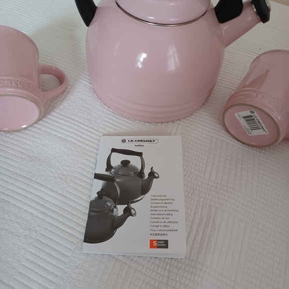 Le Creuset Kettle & Mug Set Chiffon Pink Peruh Tea Kettle  with stoneware mugs - Picture 17 of 17